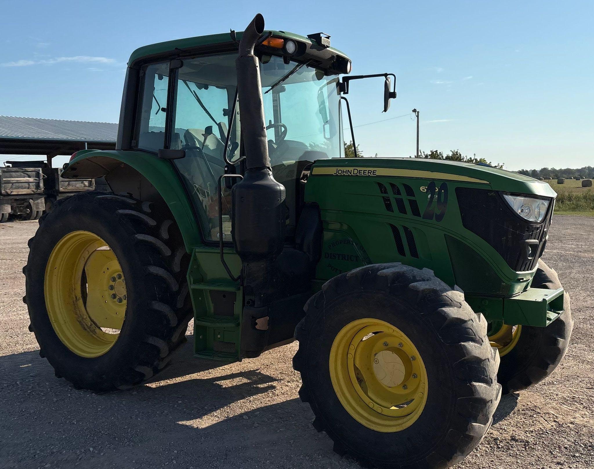 2016 John Deere 6120M MFWD